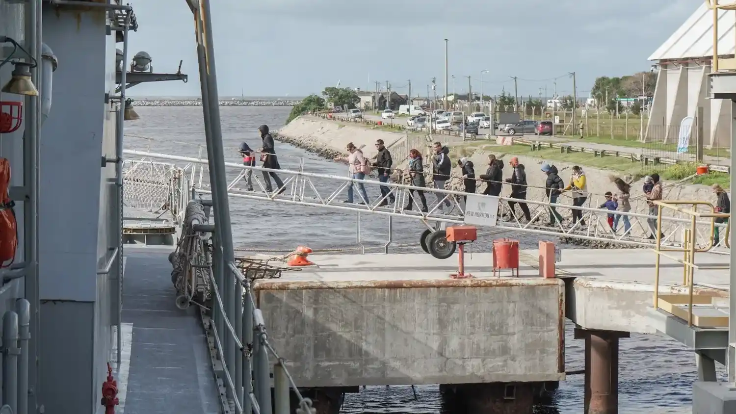 Familias subiendo al ARA Rosales