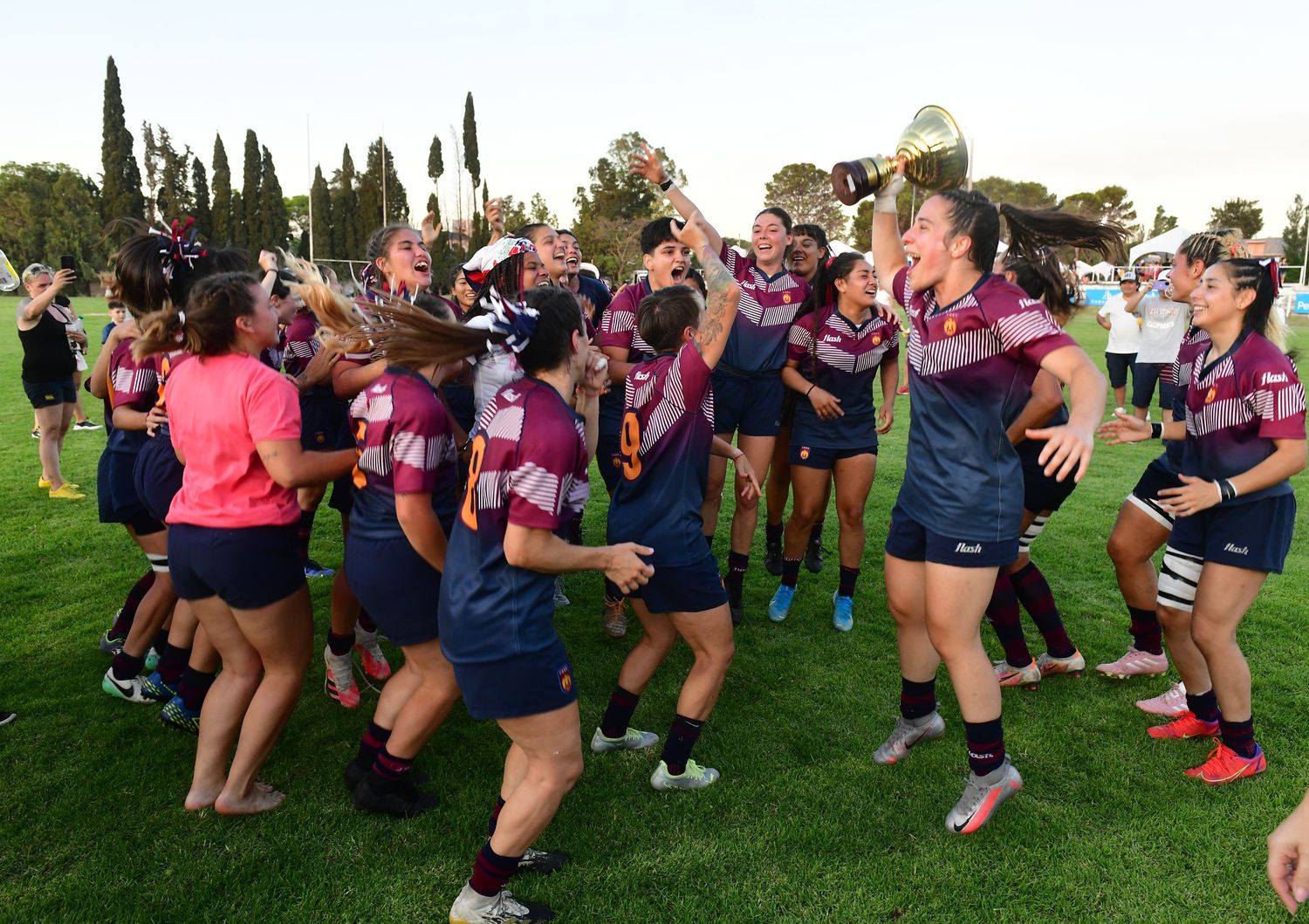 El festejo de la URBA, con Lucía Petraccaro sosteniendo la copa.