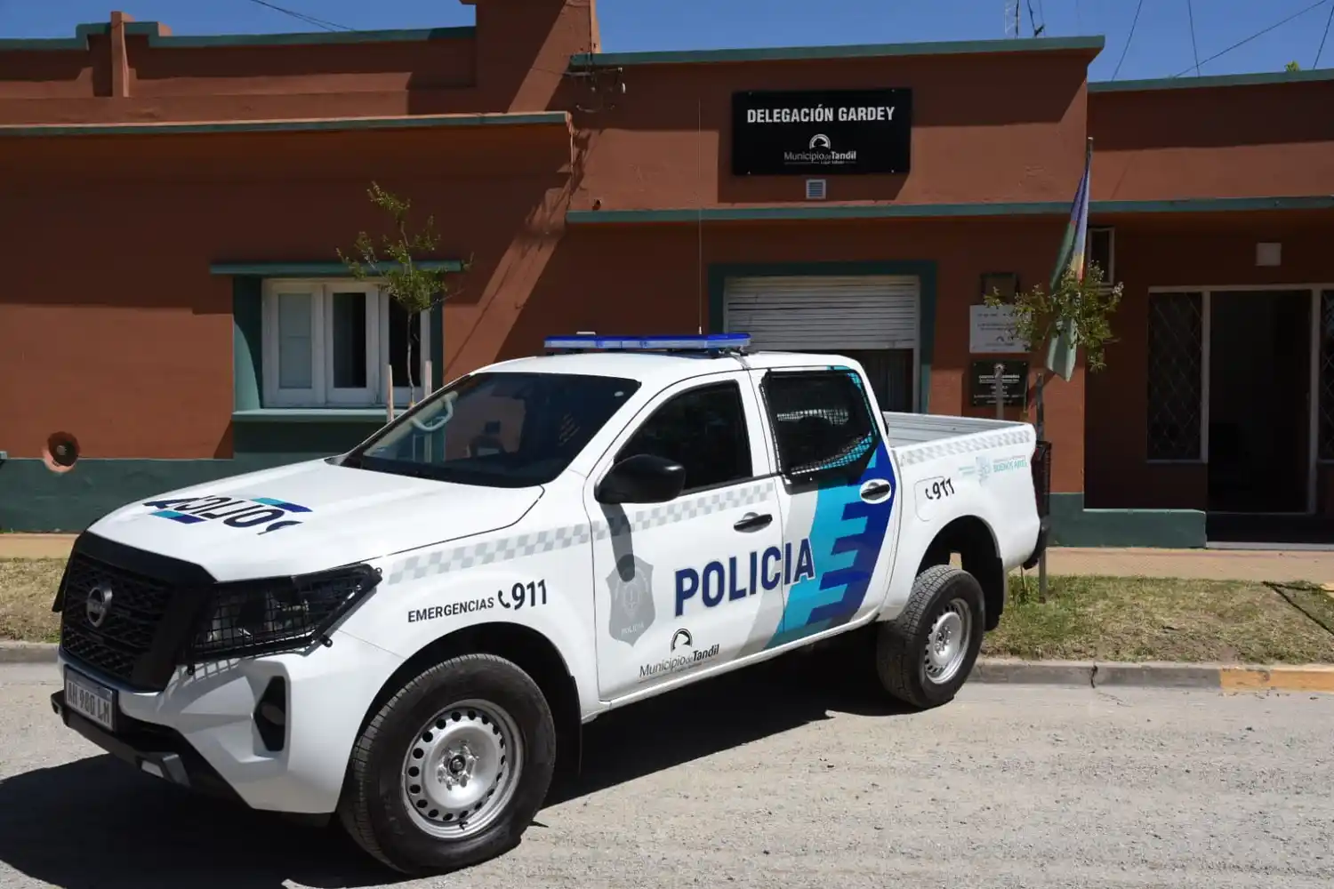 El Municipio entregó los dos nuevos patrulleros que reforzarán la seguridad en Vela y Gardey.