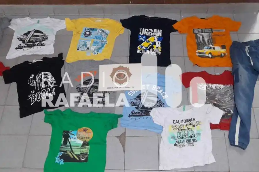 Lograron recuperar dos bolsas con prendas de vestir, que habían sido robadas