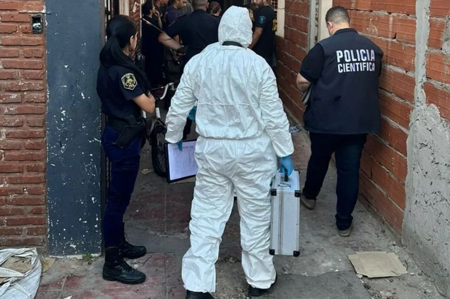 Horror en Villa Ballester: hallaron muerta a una nena dentro de una caja de madera 