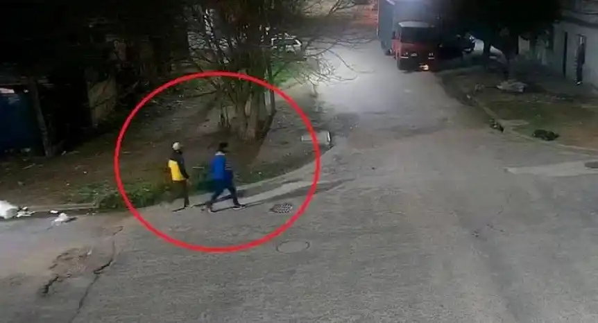 Los sospechosos fueron captados por una cámara de monitoreo.