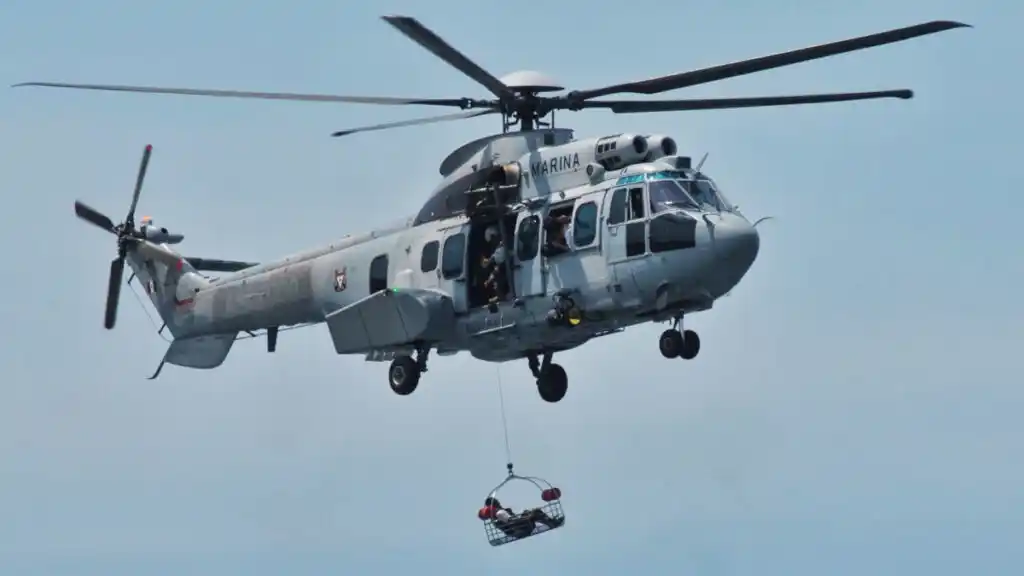 Un helicóptero logró rescatar a un hombre que estaba aferrado a una heladera