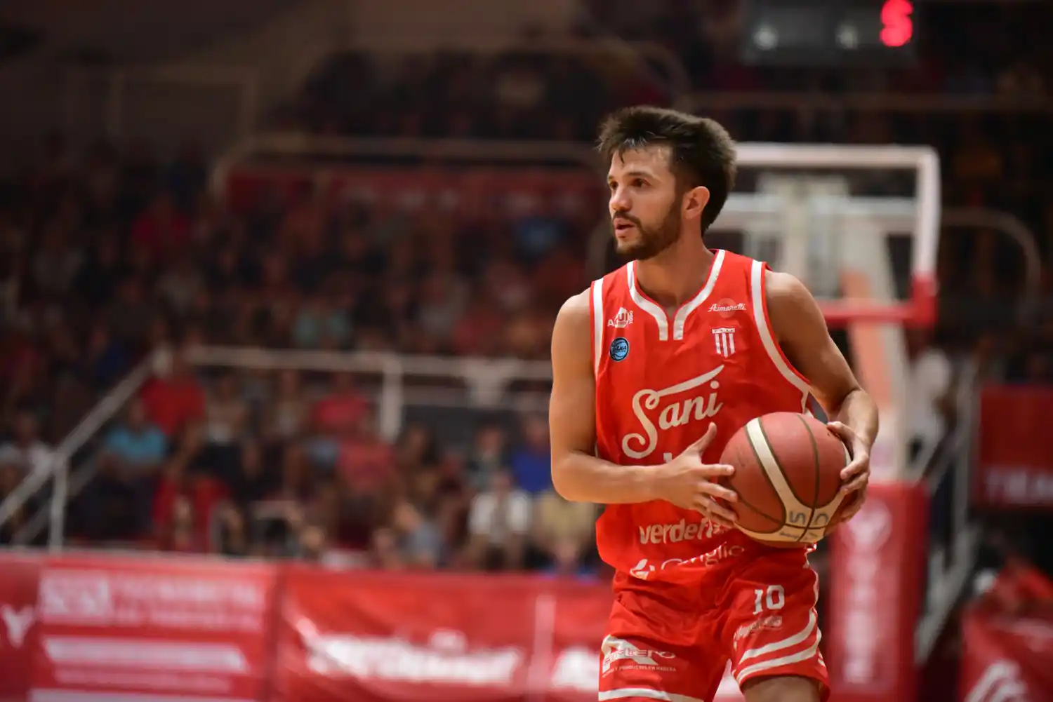 Ludueña metió un triple sobre el final que le dio vida al "Rojo", pero no alcanzó y Parque se impuso en San Francisco.