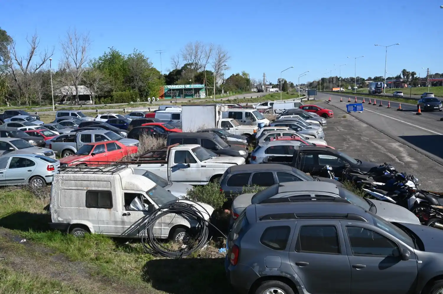 Aprobaron una resolución para comenzar a remover los vehículos abandonados en la Comisaría Séptima