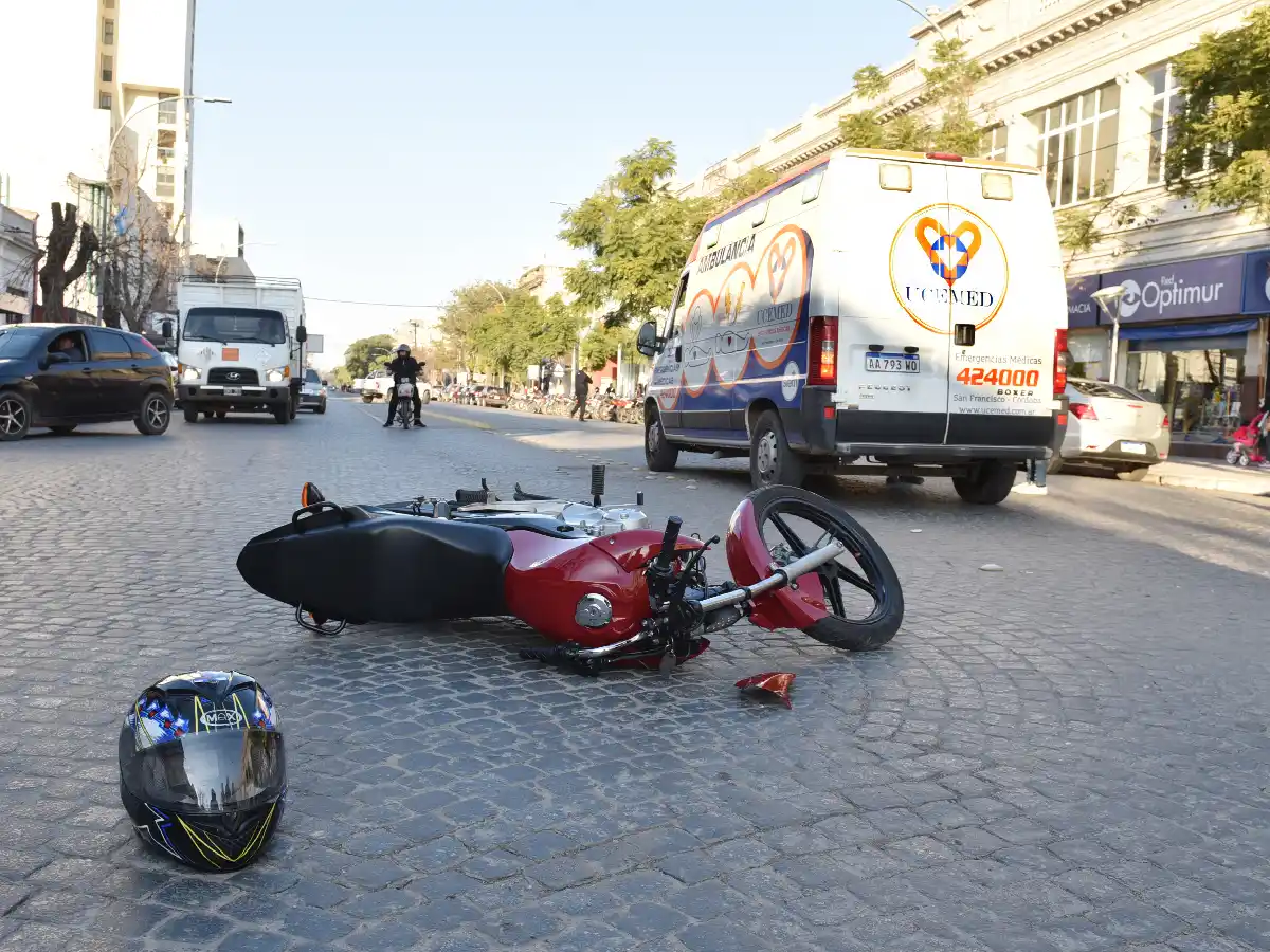 Motociclista lesionada al colisionar con automóvil