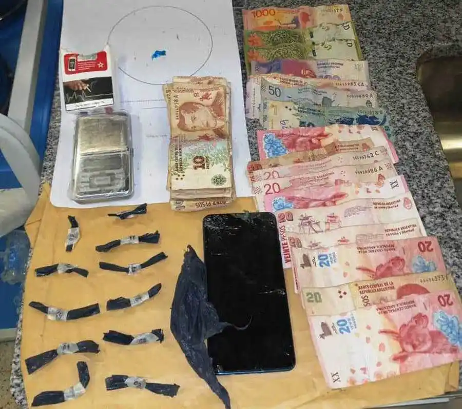 Dos jóvenes accidentados ingresaron al hospital 
y uno de ellos tenía 11 envoltorios de cocaína