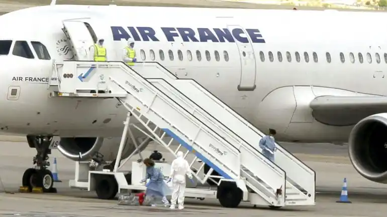 Avión de Air France retenido en Barajas por alerta sanitaria: posible caso de ébola