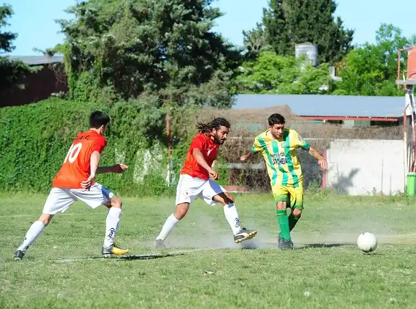 Sarmiento venció a Independiente y no se baja de la pelea