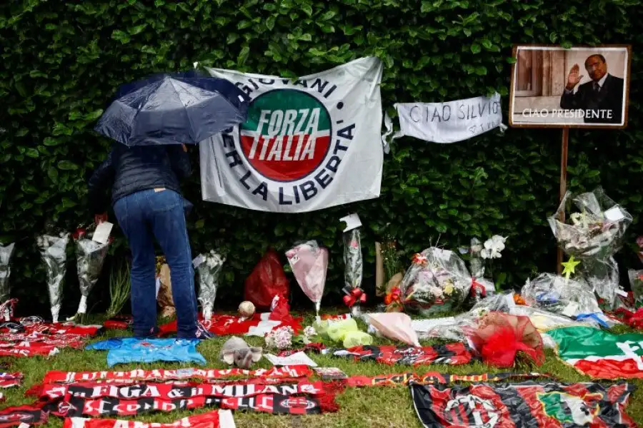 Son innumerables las muestras de afecto a lo largo de toda italia para Berlusconi, fallecido el lunes en Italia.REUTERS / NA