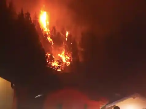 Evacúan a 3.000 turistas por incendios forestales en la Patagonia argentina