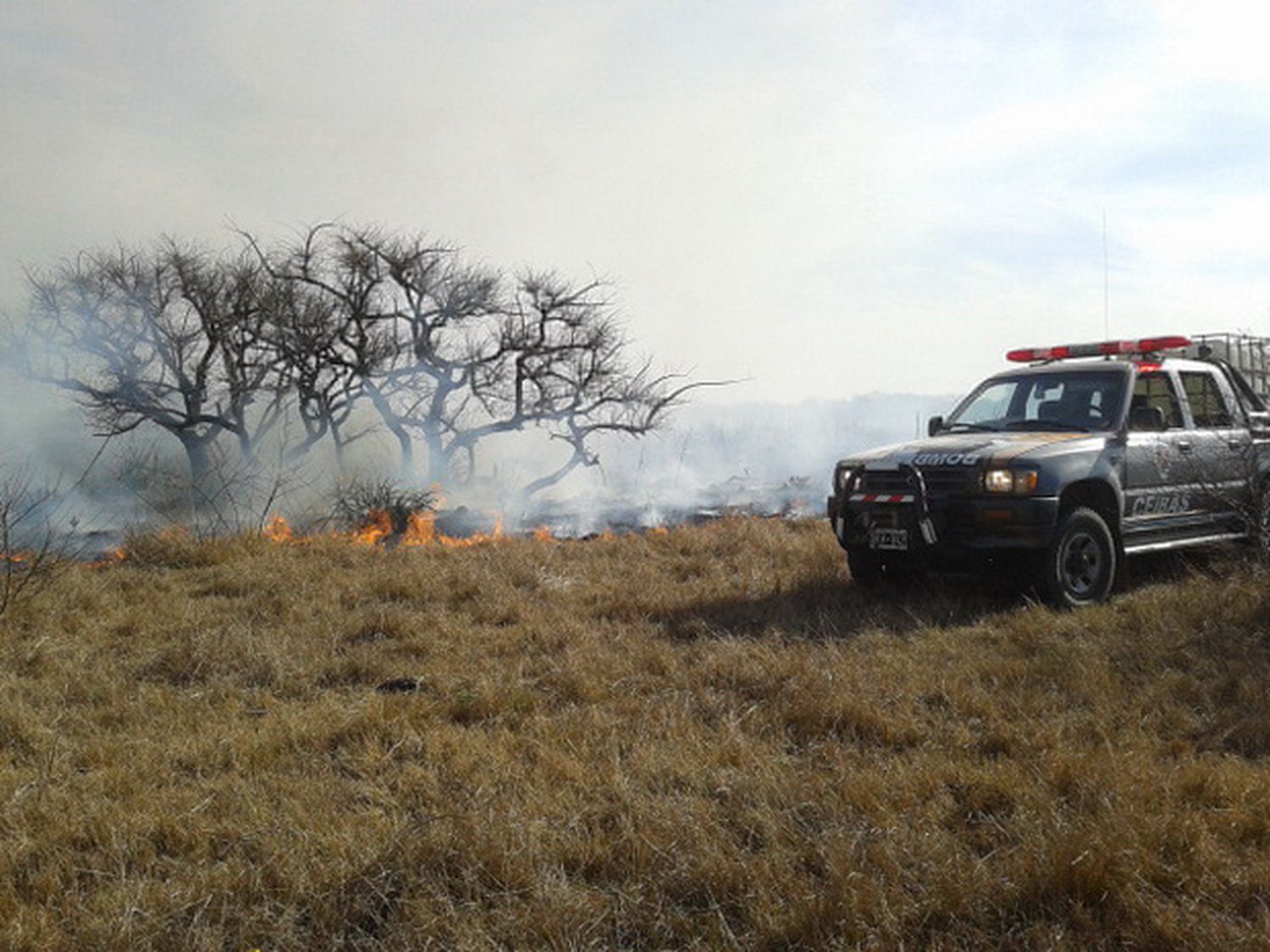 Cuatro dotaciones de Bomberos trabajaron en incendio en Ceibas