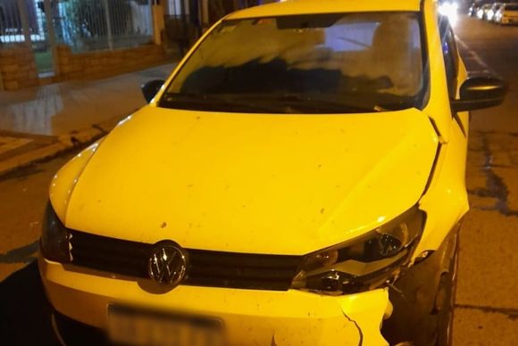 Robaron un auto y chocaron contra otro estacionado