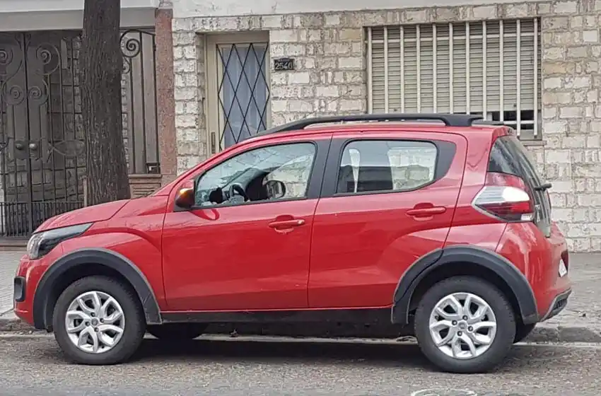 Balearon un auto estacionado en Paraguay y 27 de febrero