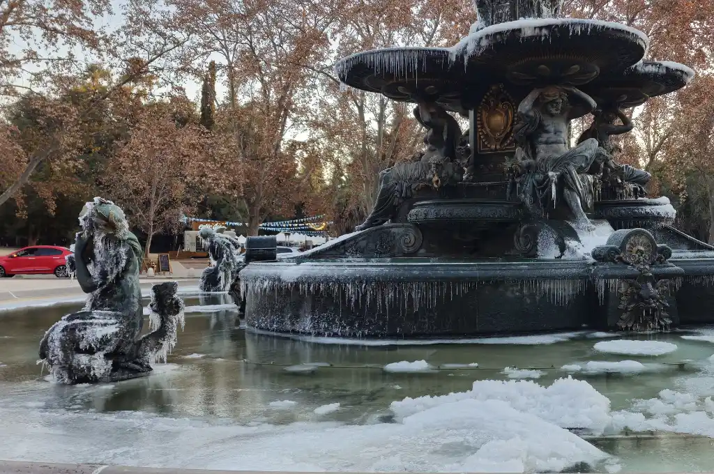 Por las frías temperaturas se congeló la fuente. (Foto: Ayrton Peyrille)