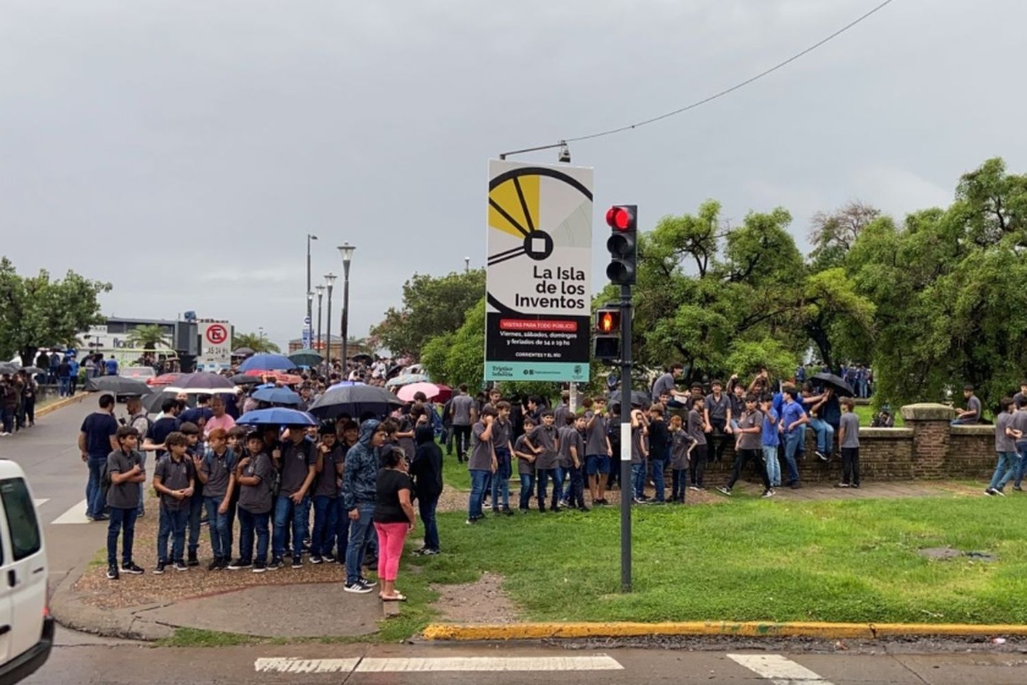 Cientos de alumnos del colegio San José evacuados bajo la lluvia por una amenaza de bomba