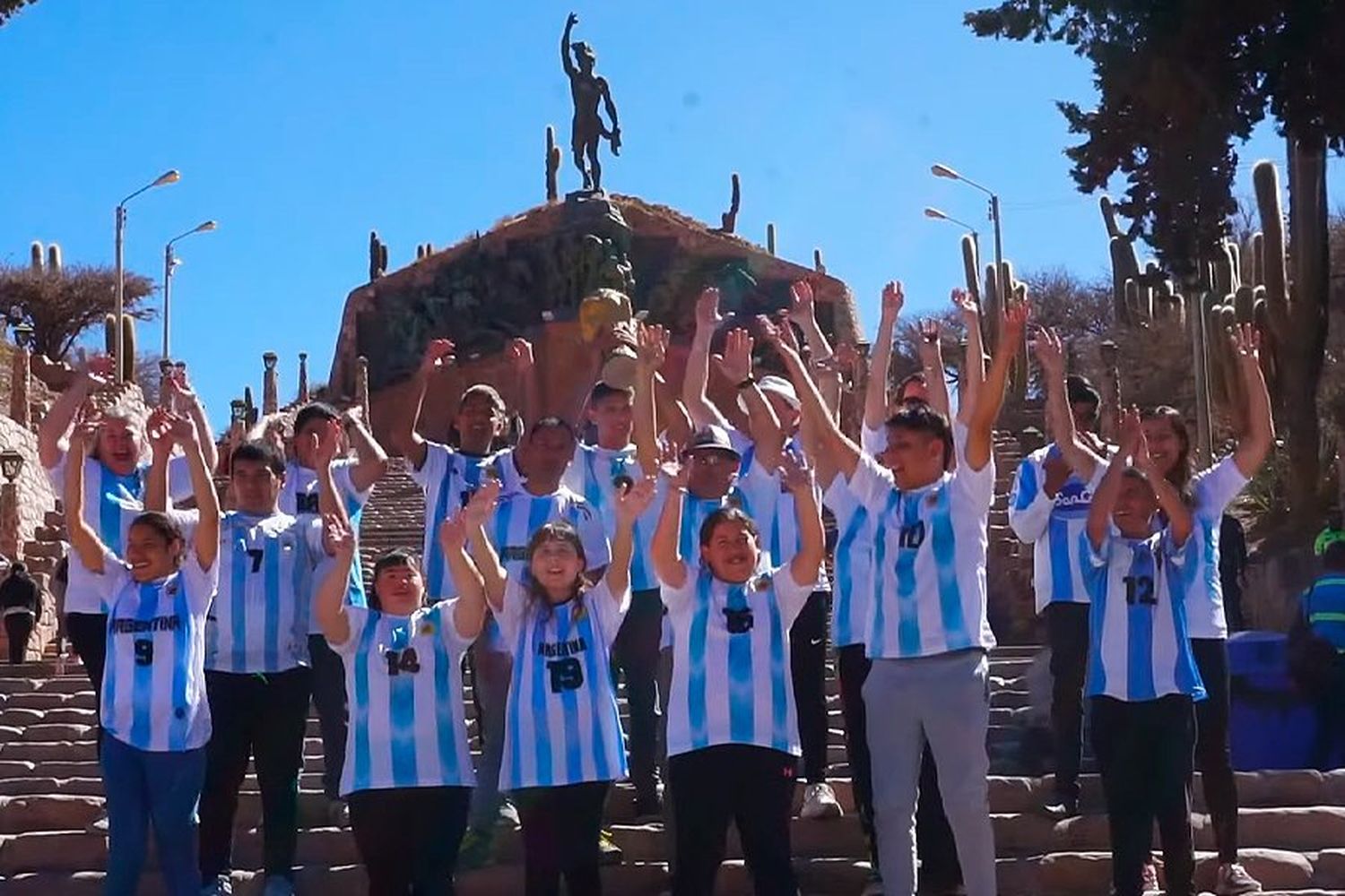 VIDEO | Un grupo de rafaelinos cumplieron la promesa de la selección del 86: “En tres meses preparamos todo y nos fuimos”