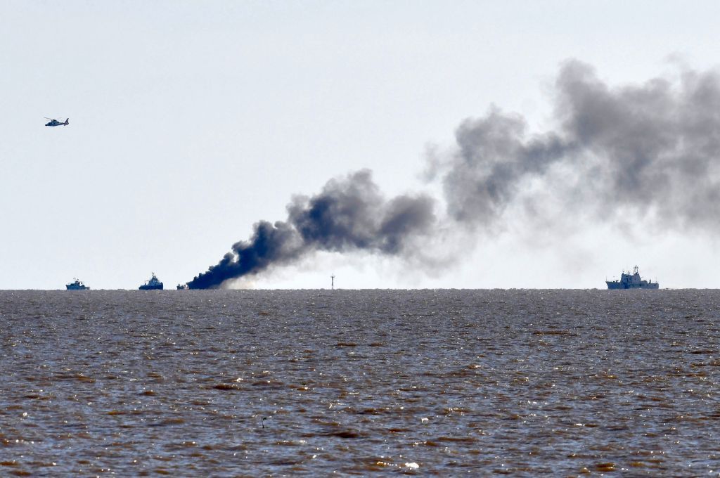 Se incendió una embarcación en el Río de la Plata: sus tres tripulantes lograron ser rescatados