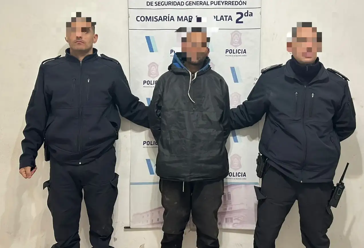 Cuando el personal policial intentó identificarlo y retirarlo del lugar, el hombre reaccionó de forma violenta e intentó golpear a una de las uniformadas.