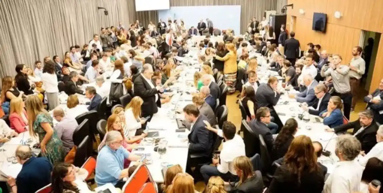 En una sala colmada de diputados, asesores y periodistas del Anexo de Diputados, los legisladores trataron esta iniciativa.