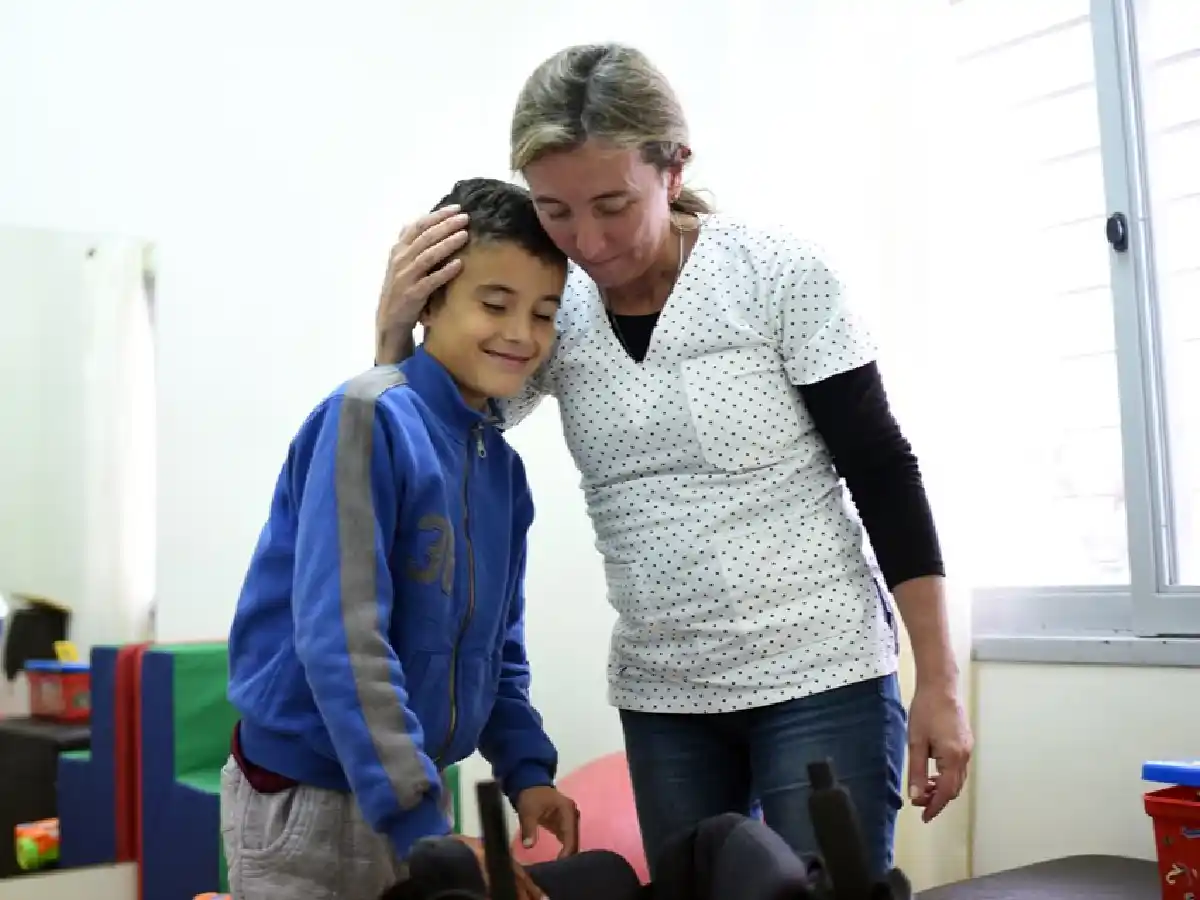 Lucas y Gabriela, paciente y psicomotricista que se hicieron familia    