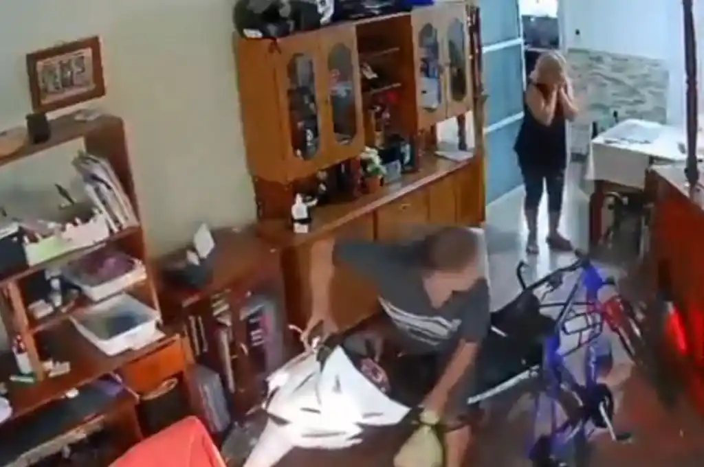 Atropelló todo con la moto