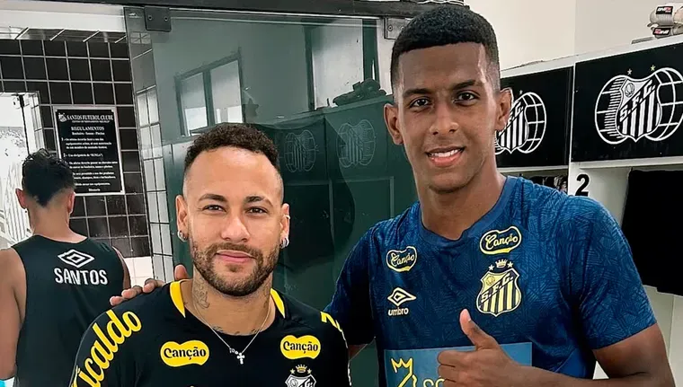 Alejandro Villarreal junto a Neymar en Santos.