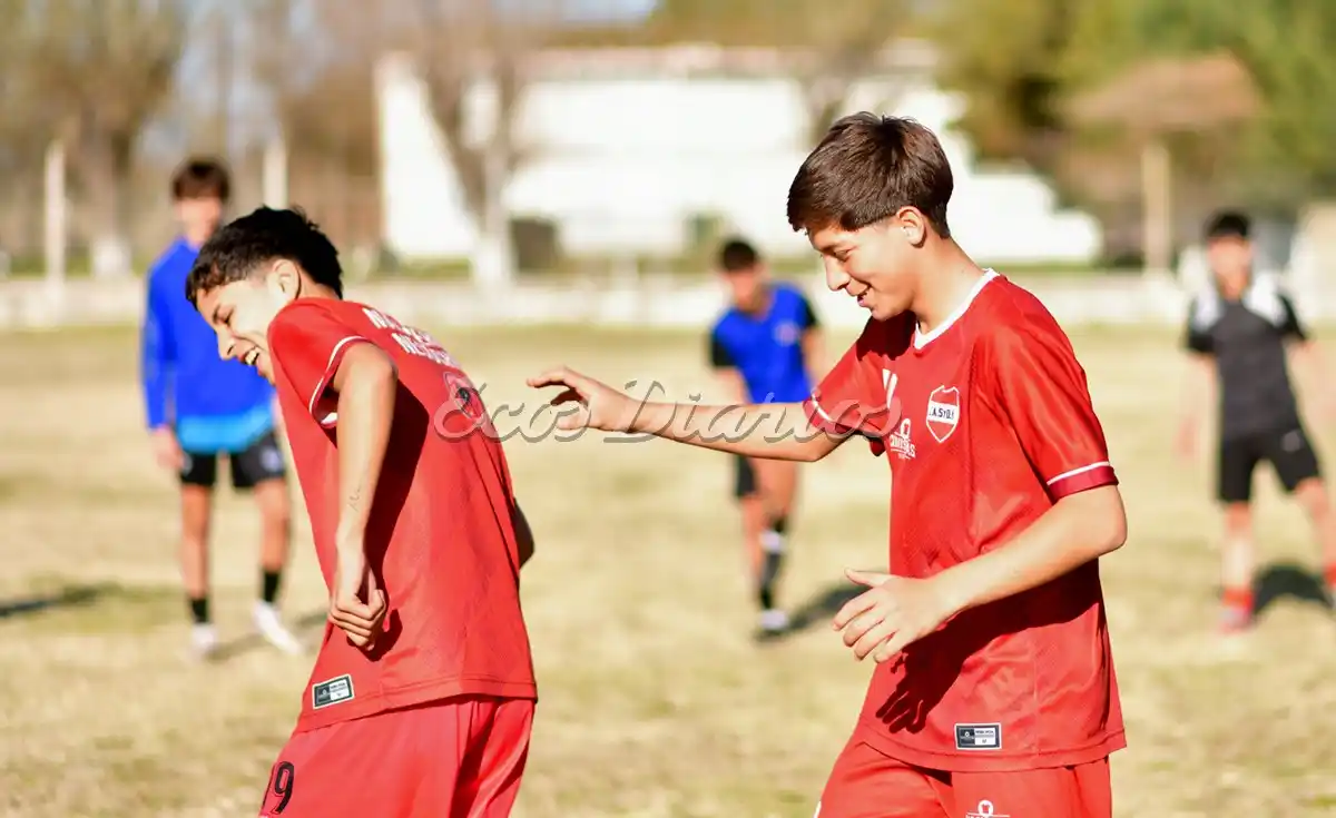 Divirtiéndose y disfrutando en el entrenamiento del juvenil