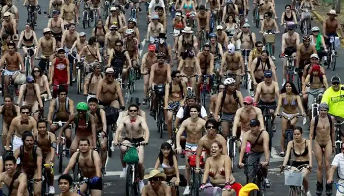 México: miles de personas se desnudaron para apoyar el uso de la bicicleta