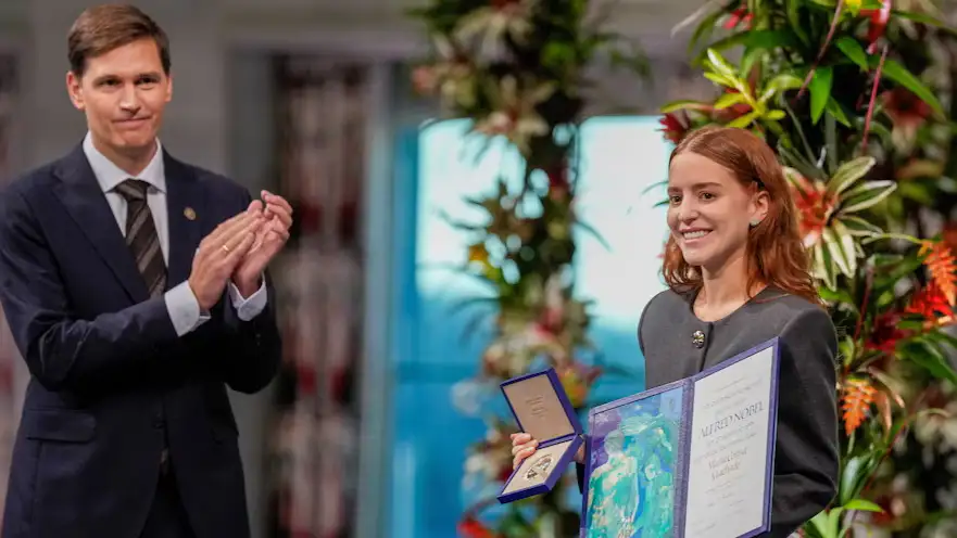 Ana Corina Sosa Machado muestra la medalla de oro y el diploma (Foto: Ole Berg-Rusten/NTB)