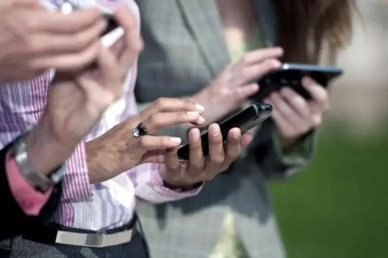La pantalla de un celular tiene 18 veces más bacterias que un baño