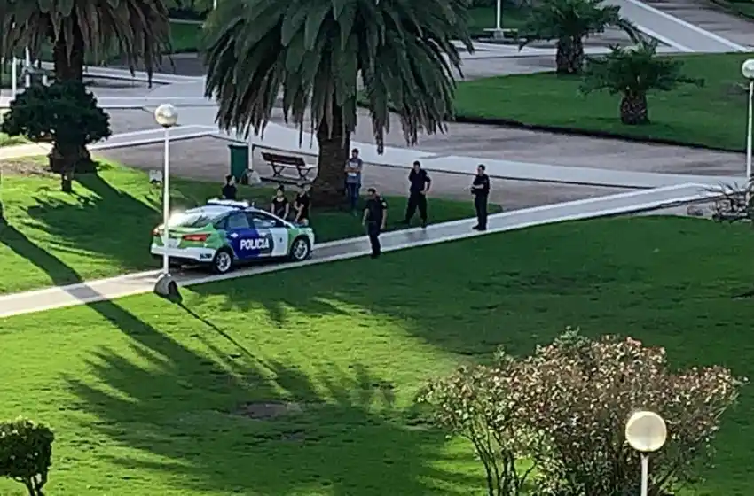 Hijos del rigor y la inconsciencia: no ingresan a las playas, pero toman sol en Plaza Colón