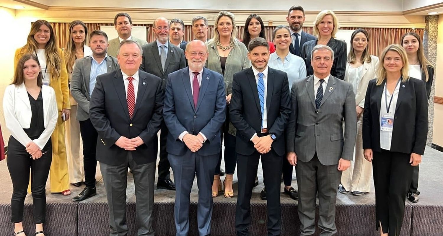 Pullaro y futuros funcionarios con la delegación de California, el jueves en esta capital. Compromiso de trabajo conjunto. Foto: Prensa Pullaro.