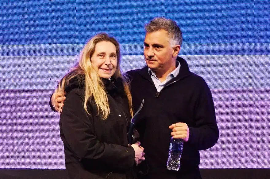 Karina Milei junto a Sebastián Pareja.