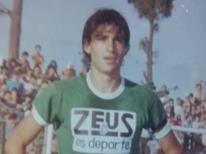 Gustavo Hidalgo con la camiseta de Sportivo Belgrano