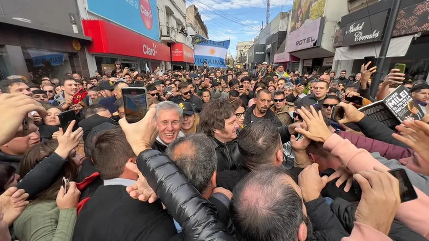 Importante acompañamiento a Milei en su recorrida por la peatonal de Paraná