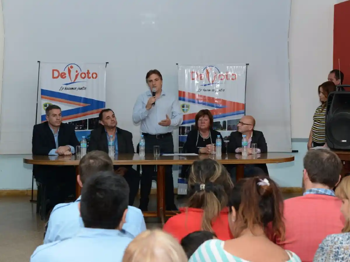 Llaryora entregó créditos Vida Digna y aportes a la Policía