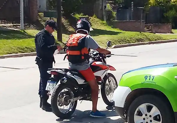La golpean con un casco y le roban dinero en la calle