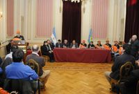 En un tono conciliador, los municipales y el Gobierno rubricaron el convenio de trabajo 