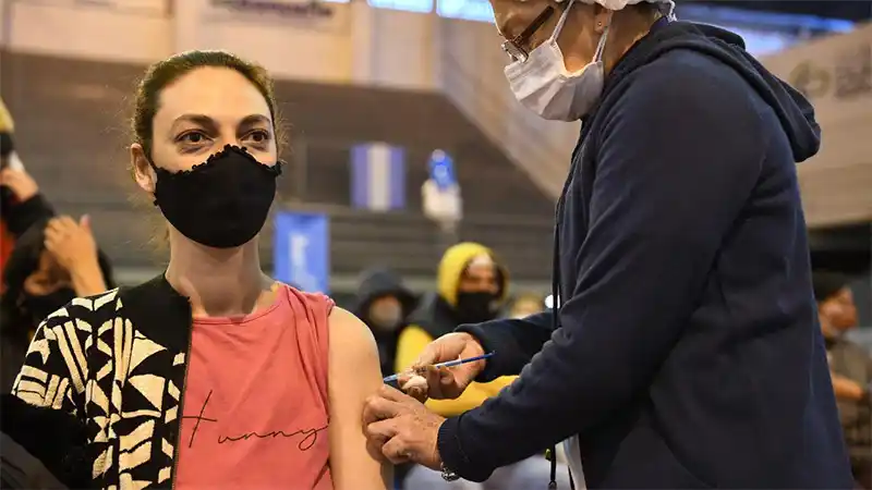 Esta tarde llegan al país 1.181.500 dosis de la vacuna AstraZeneca