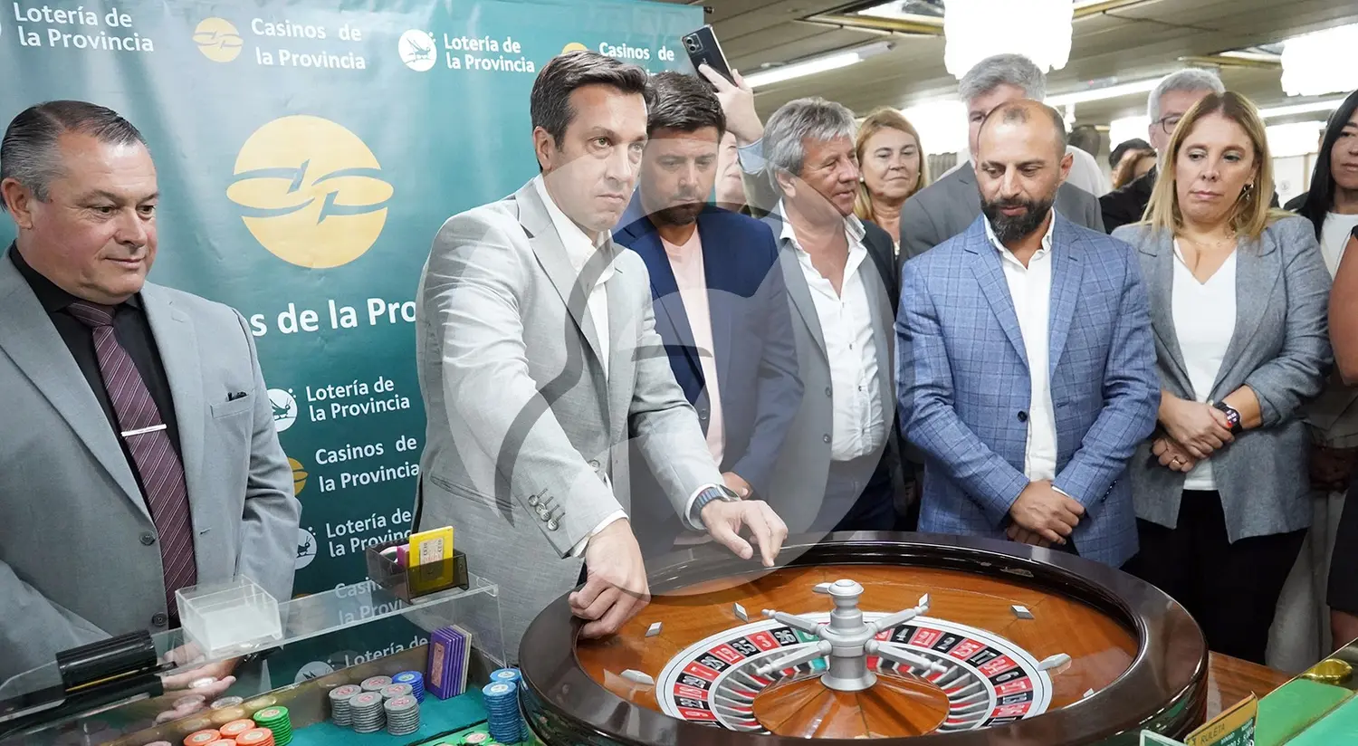Concentrado. El Intendente procede a lanzar la primera bola oficial del verano