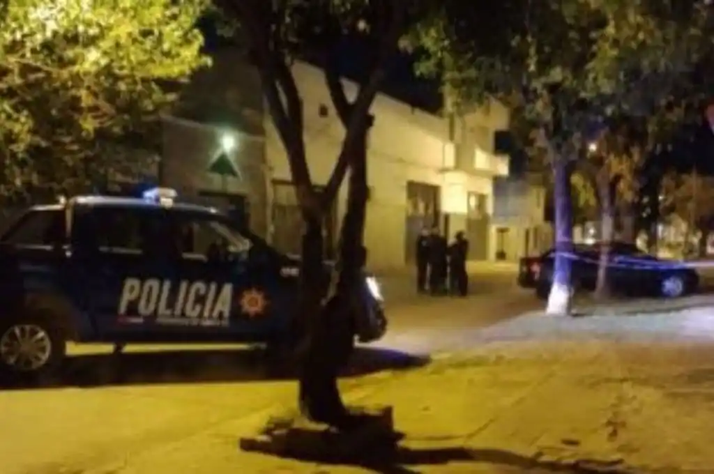 Rosario: abrió la puerta de su casa y recibió al menos tres disparos