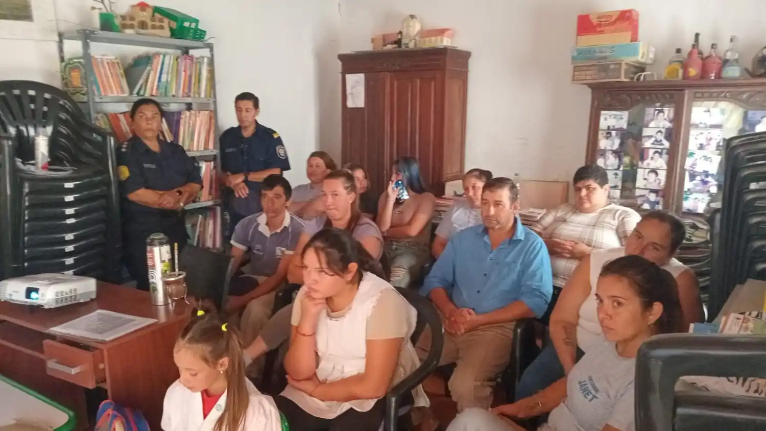 Bomberos, Policía y Centro de Salud brindaron charla y demostraciones en la Escuela N° 9 de Aldea Asunción