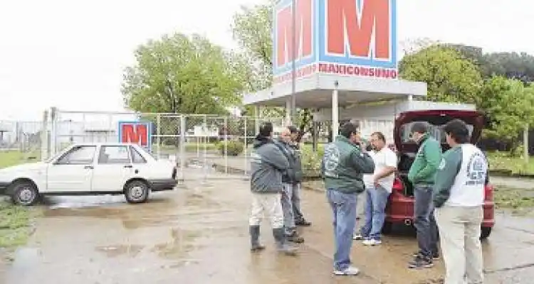Camioneros de protesta en Maxiconsumo y un corralón