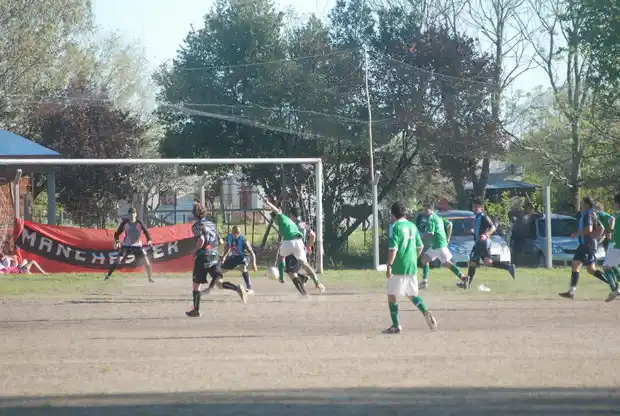 Fútbol Amateur. Dock Sud ganó y quedó solo en la punta