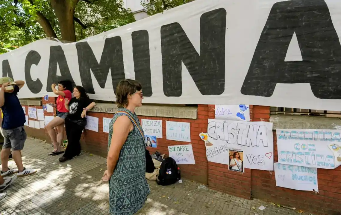 Militantes kirchneristas esperan novedades por la salud de Cristina Kirchner en los alrededores del Sanatorio Otamendi.