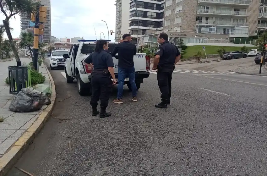 Un turista lanzó piedras a los vidrios de un boliche de Playa Grande