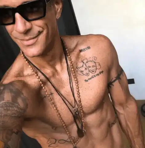 Fernando Carrillo se muestra sin parte de su ropa frecuentemente en las redes sociales. Foto Instagram