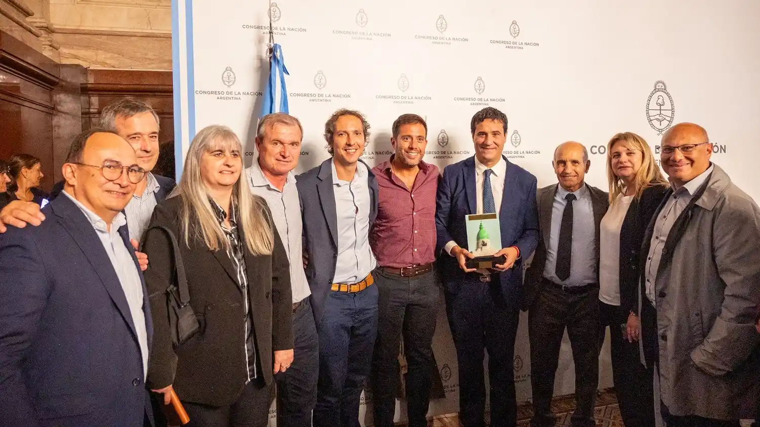 Acompañaron a Abad los intendentes Esteban Reino (Balcarce), José Luis Salomón (Saladillo), Erica Revilla (Gral. Arenales), José Castro (Monte), Myriam Mongay, (Lezama), Luciano Spinolo (Tres Lomas) y el ex vicegobernador Daniel Salvador