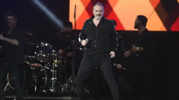 LA INSÓLITA petición que le hicieron los ladrones a Bosé mientras lo robaban (video)